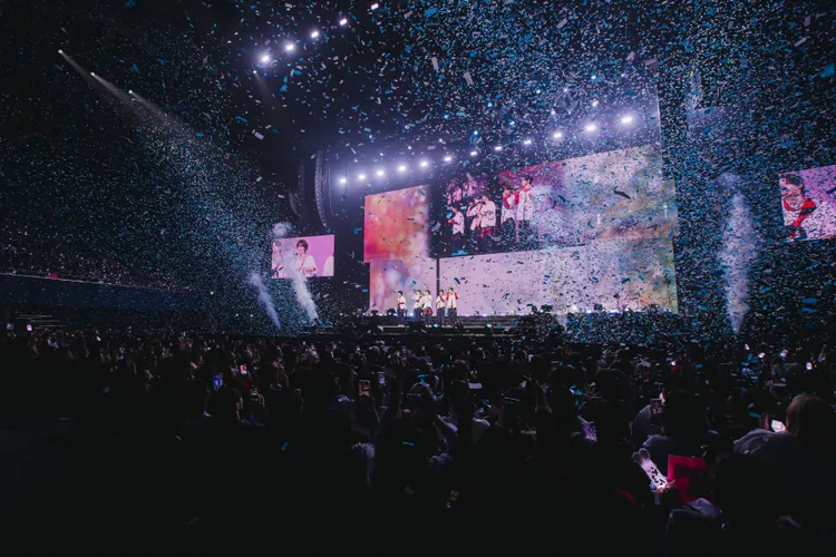 TWS今晚唱到出道曲《plot twist》突然跳電。D-SHOW提供