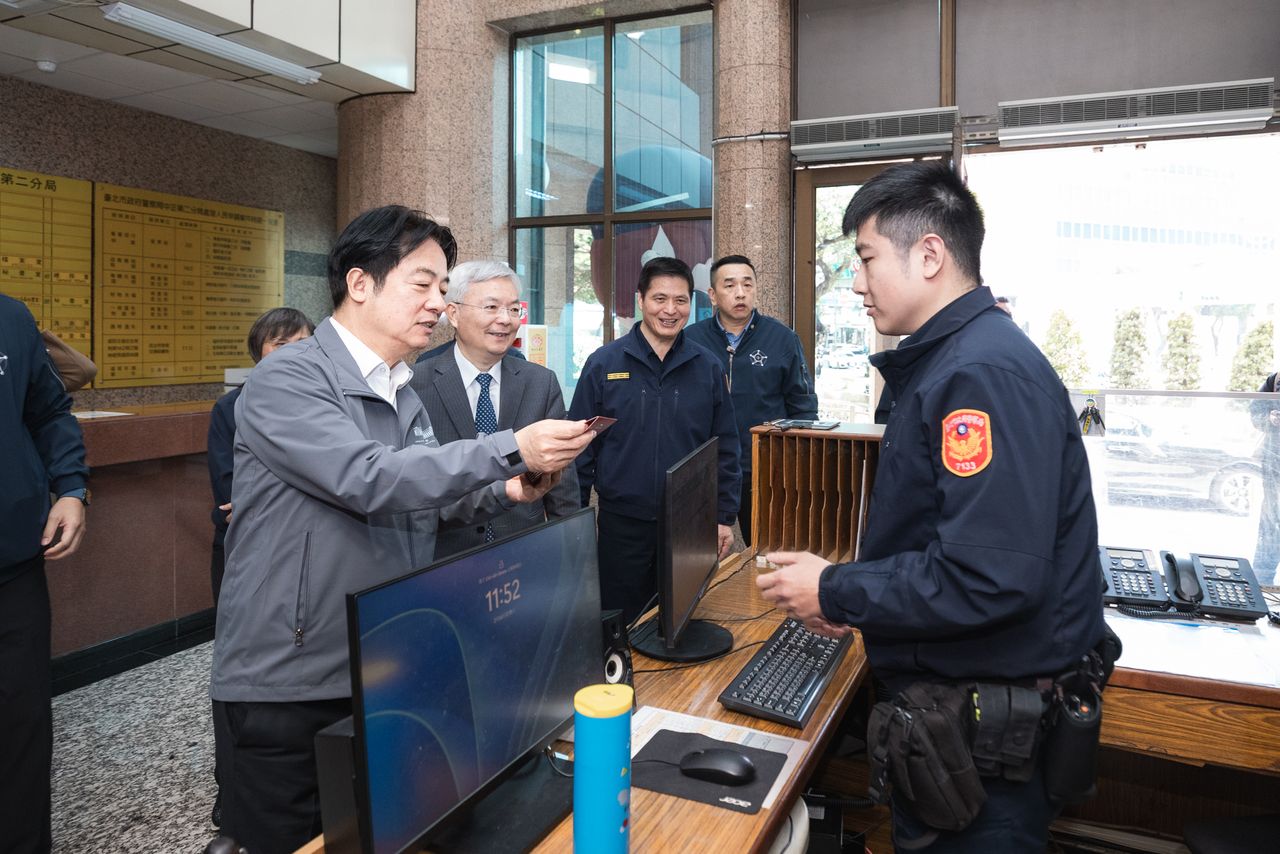 總統發紅包!賴清德小年夜慰勉警察 「3月起調高勤務加給」