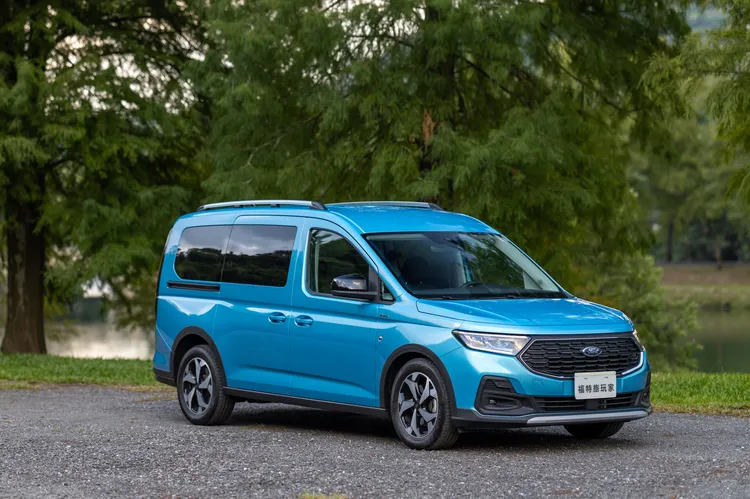 Ford Tourneo Connect貨物稅優惠價109.8萬元起，享百萬0利率與6年不限里程原廠保固。業者提供