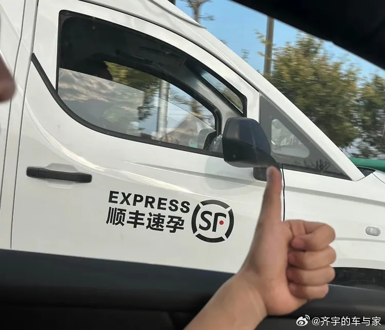 諧音詪車貼引發討論。翻攝自微博