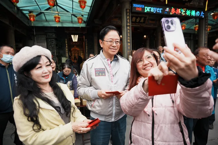 民眾和張善政合影。桃園市府提供