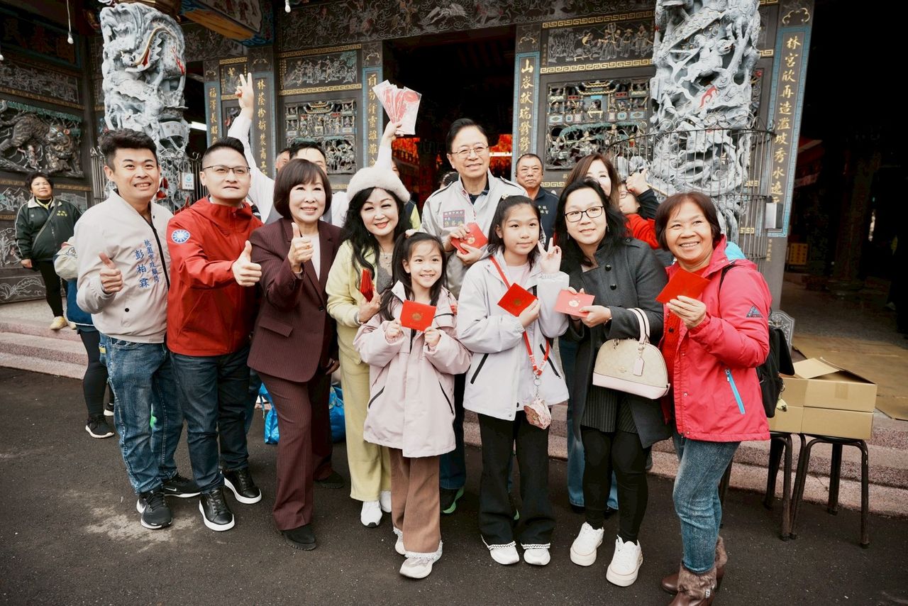 張善政初二走訪桃園宮廟參香發福袋 祈願桃園平安順遂