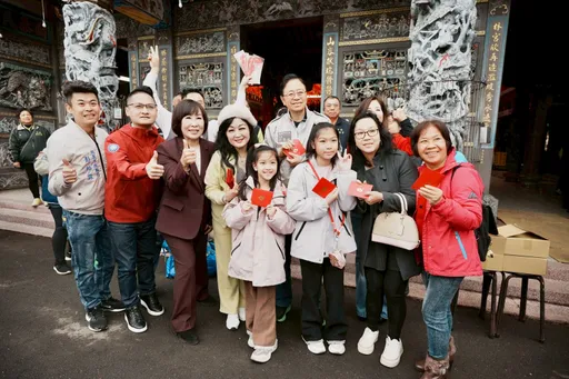 張善政初二走訪桃園宮廟參香發福袋　祈願桃園平安順遂