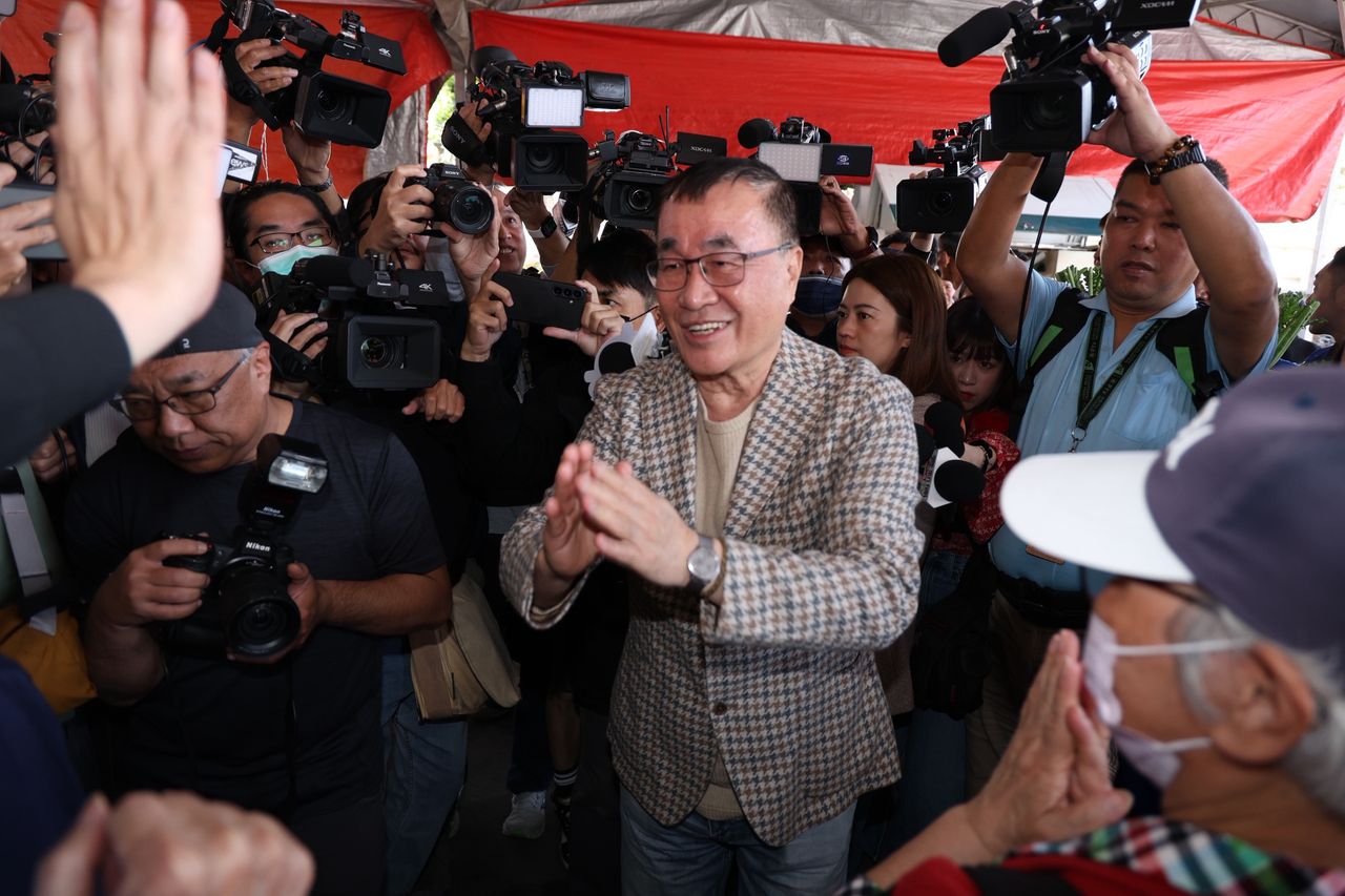 李四川遭控胞弟公司設在名下土地 急秀權狀駁斥