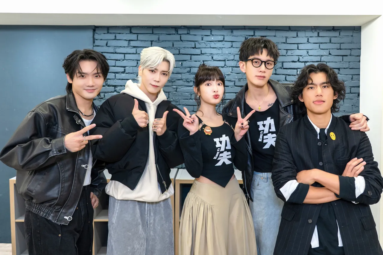 徐暐翔（左起）與畢書盡為《功夫》演唱主題曲，與王淨、柯震東和朱軒洋合拍宣傳片。索尼音樂提供