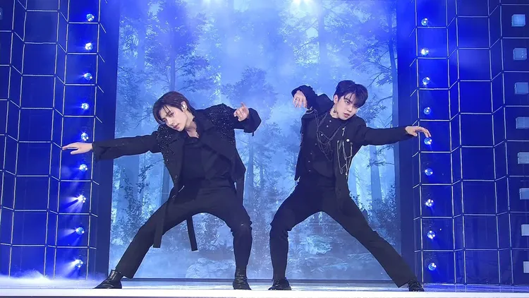成訓（左）、車俊煥2022年《SBS歌謠大戰》同台共舞。翻攝SBS