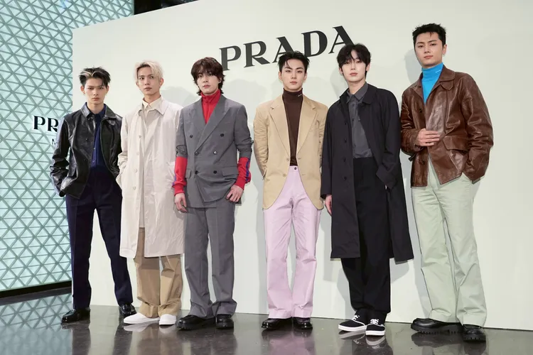 ENHYPEN昨天來台為PRADA站台，NI-KI（左起）、羲承、JAKE、隊長禎元、善禹、JAY吸引千粉擠爆信義區。彭欣偉攝