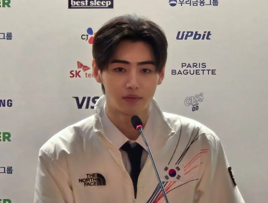 成訓出席米蘭冬奧記者會。翻攝韓聯社