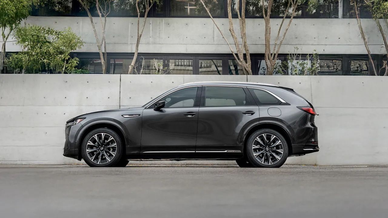 旗艦七人座MAZDA CX-90本月入主享7年原廠保固，指定車型再享150萬元70期0利率。業者提供