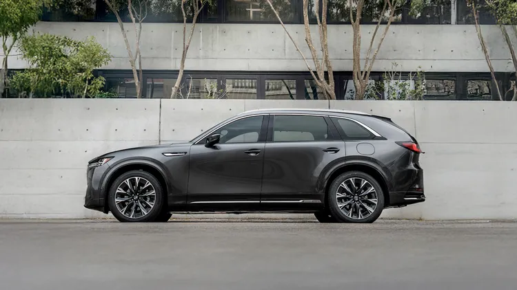 旗艦七人座MAZDA CX-90本月入主享7年原廠保固，指定車型再享150萬元70期0利率。業者提供