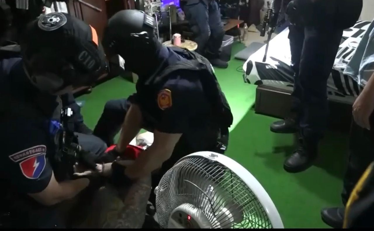 檢警搗破全臺最大釣魚簡訊集團 刺青師勾結黑幫遠端狂騙百餘人