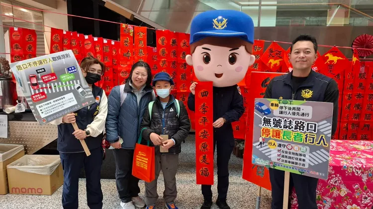 大園警結合區公所揮毫活動宣導交通安全。大園警分局提供