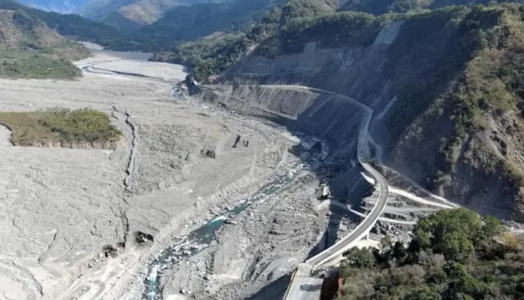 交通部公路局新建「瓦筏哈橋」。公路局南區養護工程分局甲仙工務段提供