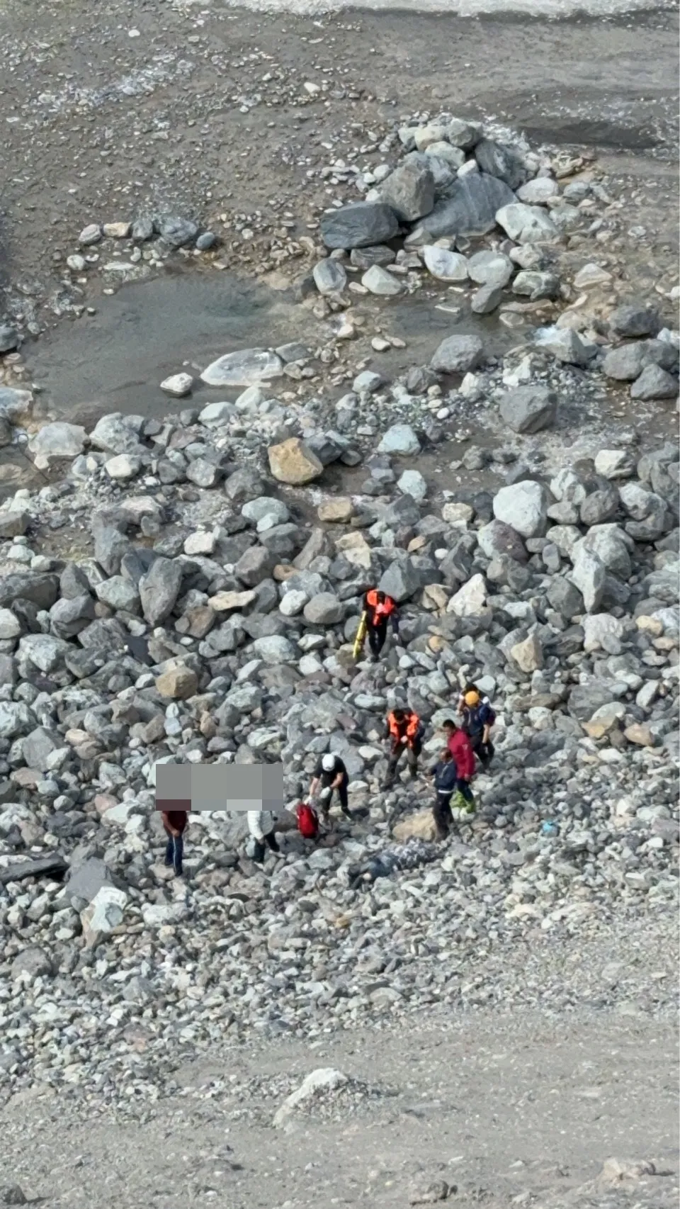 救難人員救出騎士，緊急送醫。翻攝畫面