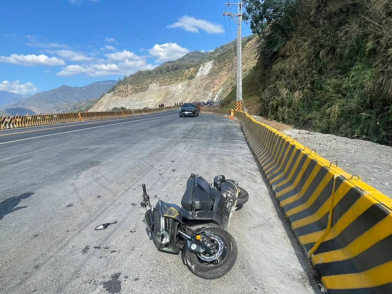 騎士撞擊護欄，跌落橋下溪床。翻攝畫面