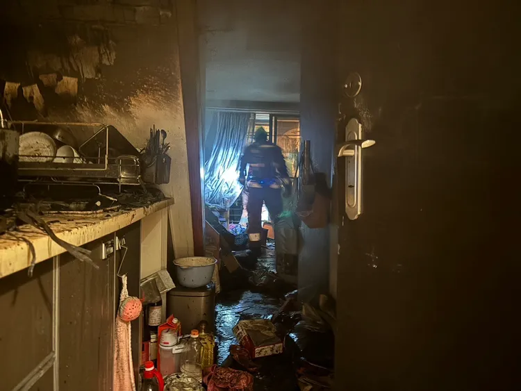 警消灌救。新竹市消防局提供