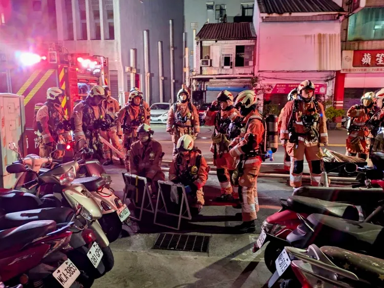 警消出動救援。新竹市消防局提供