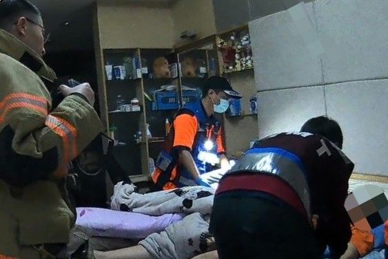 大年初三想不開!5旬男自殘 女兒收驚悚照嚇翻 警消馳援救命