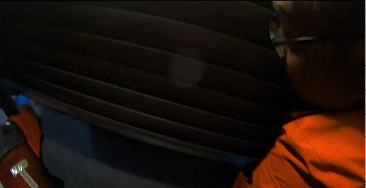 黃男住處鐵門緊閉，員警找來消防、里長，進入屋內救人。民眾提供