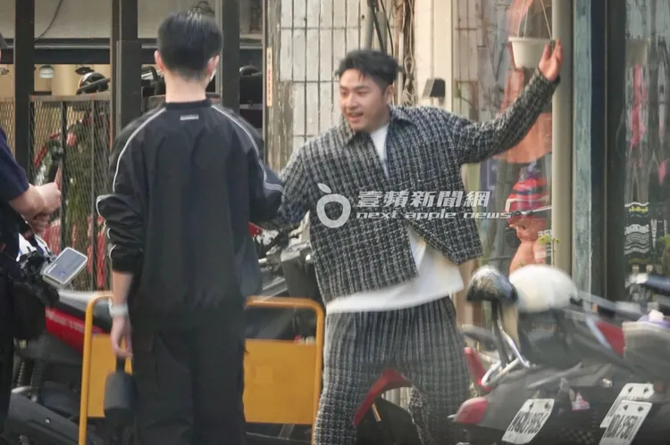 鹿希派（右）在東區街頭拍攝影片。特勸中心攝