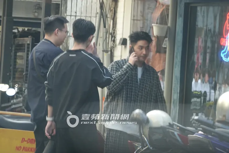 鹿希派（右）與助理們繼續在街邊拍攝短影音。特勤中心攝