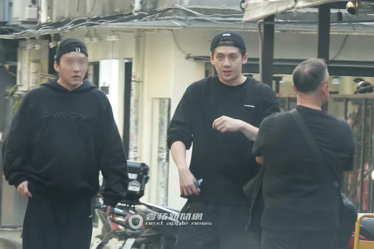 寶弟（中）和2名友人在咖啡廳外有聊不完的天。特勤中心攝