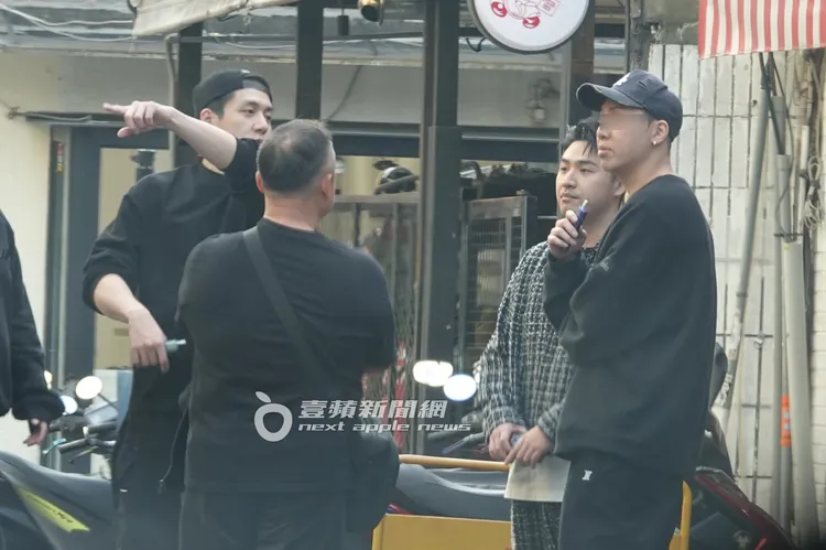 寶弟（左）向鹿希派（右二）道別。特勤中心攝