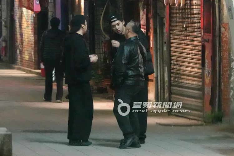 寶弟和友人吃飽喝足後，在餐廳外聊天。特勤中心攝