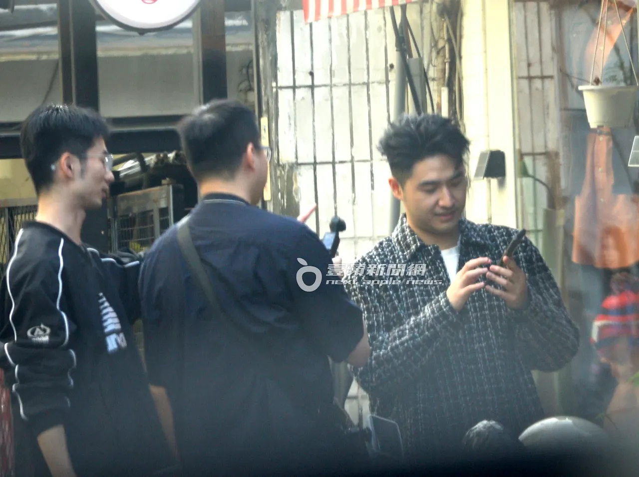 鹿希派持手機拍片神情專注。特勤中心攝