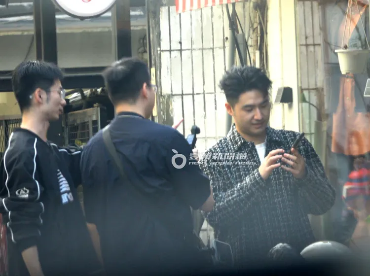 鹿希派持手機拍片神情專注。特勤中心攝