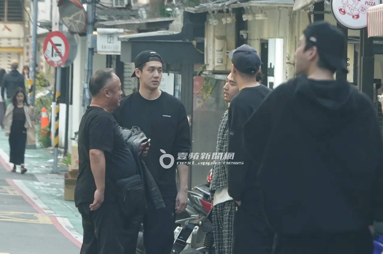 寶弟與鹿希派一行人在路邊圍成一圈，一邊抽加熱菸聊天。特勤中心攝