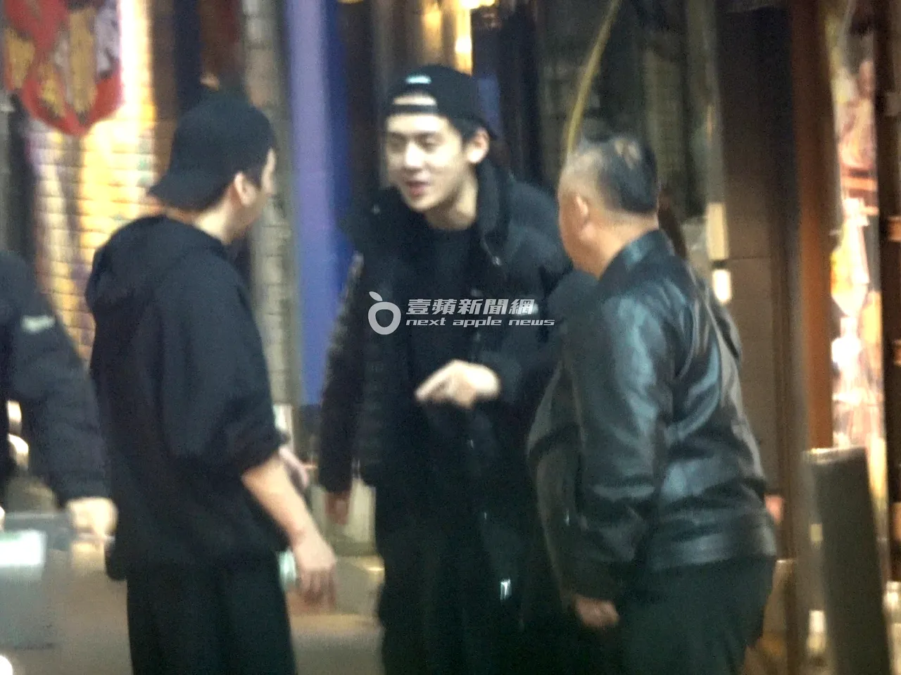 寶弟（左二）與友人持續在路邊聊天。特勤中心攝