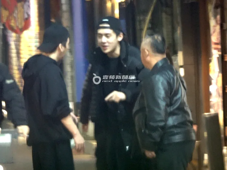 寶弟（左二）與友人持續在路邊聊天。特勤中心攝