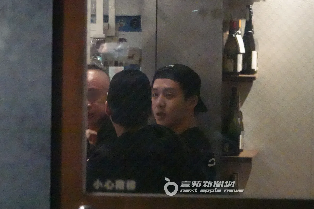 寶弟（右）與友人在餐廳內，準備點餐。特勤中心攝