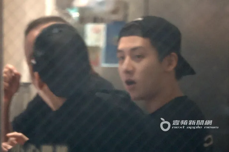 寶弟與友人開心暢聊，氣氛相當歡樂。特勤中心攝