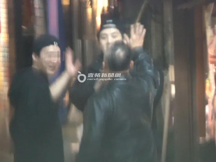 寶弟揮手與其中一名友人道別，與另1名友人一起離開。特勤中心攝