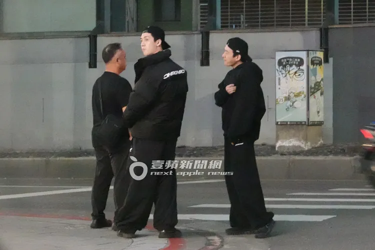 寶弟（右二）與友人離開咖啡廳後，一路上邊走邊聊。特勤中心攝