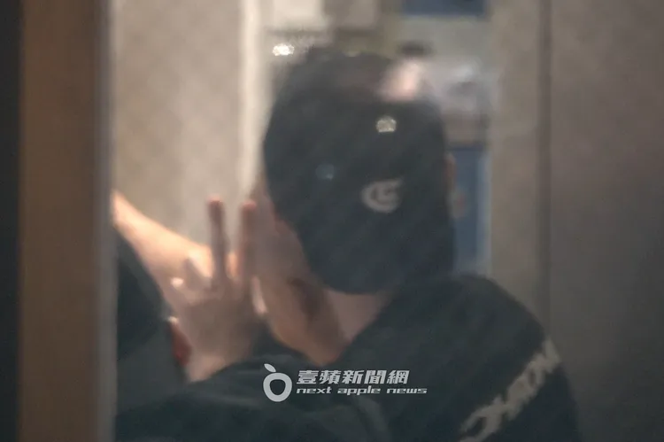 寶弟（左）和友人自拍，還開心比YA。特勤中心攝