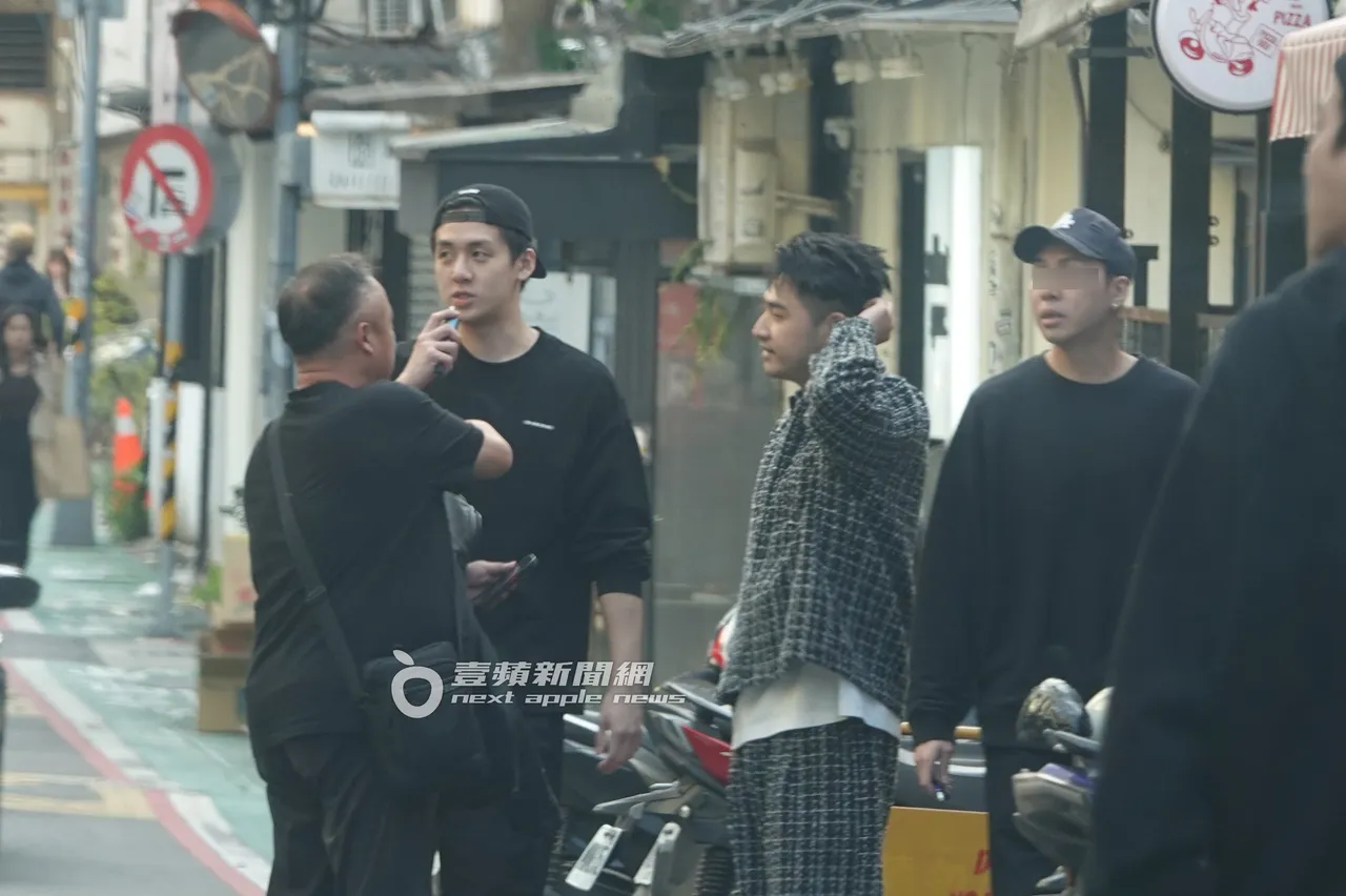 寶弟和鹿希派一行人在東區巷弄的咖啡廳，邊抽電子加熱菸邊聊天。特勸中心攝