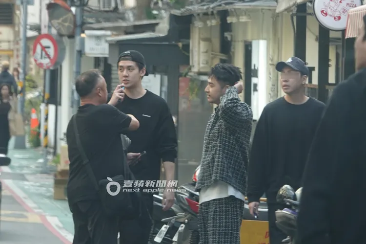 寶弟和鹿希派一行人在東區巷弄的咖啡廳，邊抽電子加熱菸邊聊天。特勸中心攝