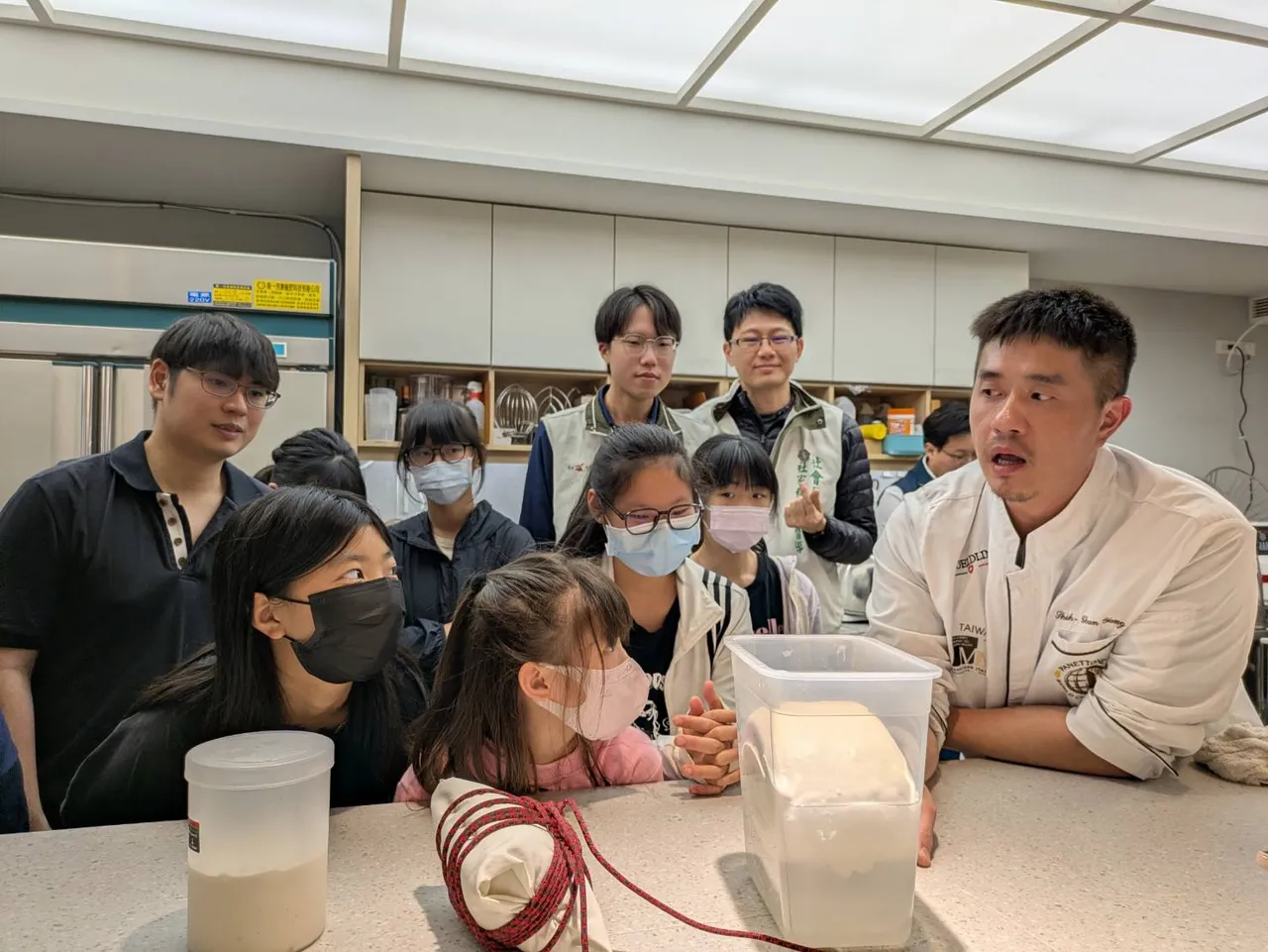 布雷夫手作烘焙創辦人楊世均親自接待，分享人生經歷，勉勵弱勢兒少勇於追求夢想。南市府提供