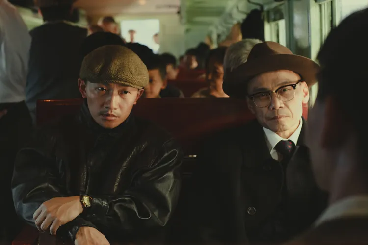 陳以文在《大濛》中飾演大反派，被觀眾票選為年度反派獎，左為其下屬蔡昌憲。牽猴子提供