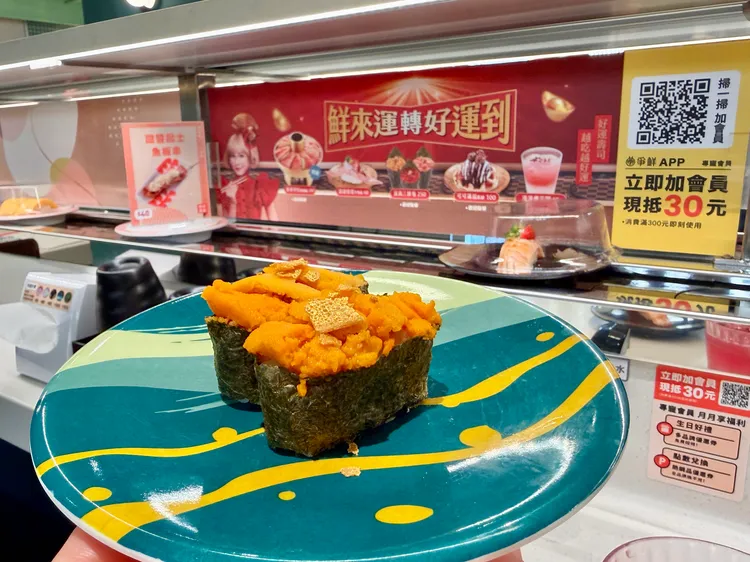 爭鮮新品「金運滿滿海膽」鋪滿象徵財運的金黃色海膽。莊偉祺攝