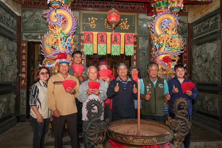 泰博科技董事長陳朝旺回饋鄉里，由枋山鄉長羅金良（前右2）與陳朝旺的表哥鄭有德（前右3）代為發放紅包。中央社