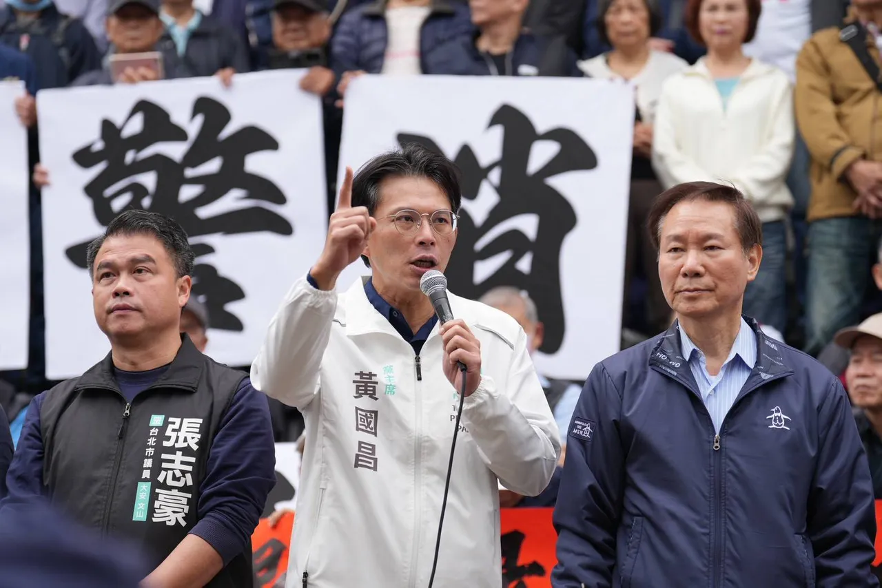 民眾黨主席黃國昌（中）。民眾黨提供