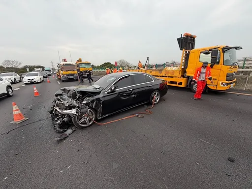 國道賓士車追撞清掃緩撞車　車頭全毀慘狀曝光