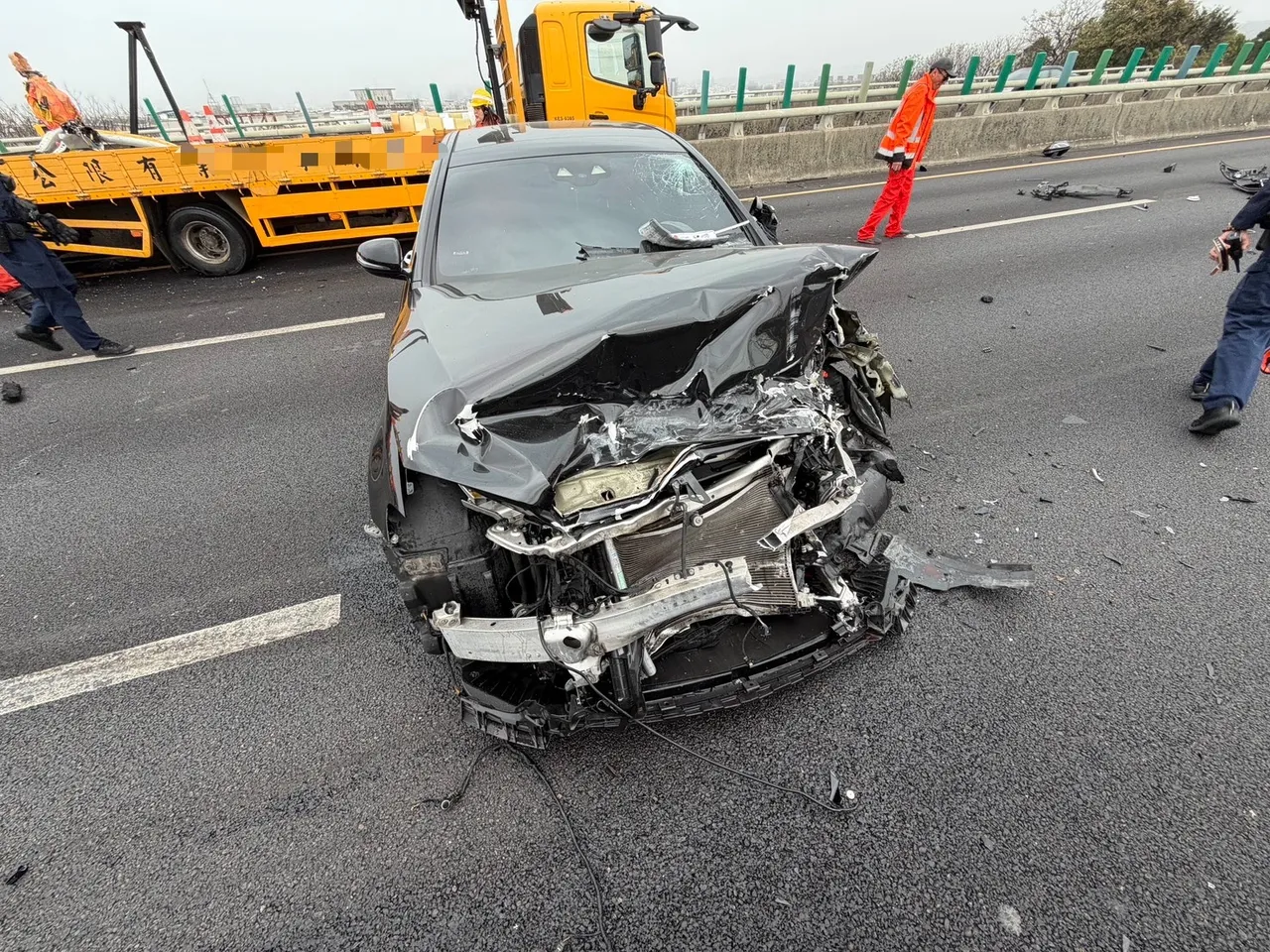 追撞緩撞車的賓士車，車頭受損嚴重。民眾提供