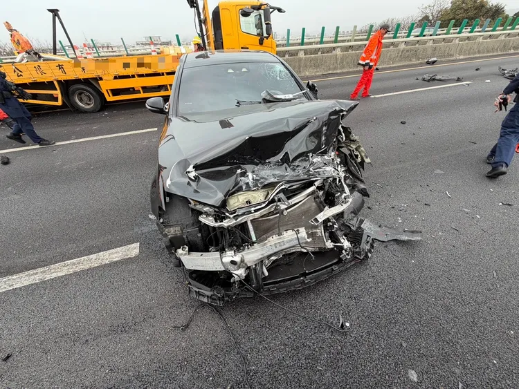 追撞緩撞車的賓士車，車頭受損嚴重。民眾提供