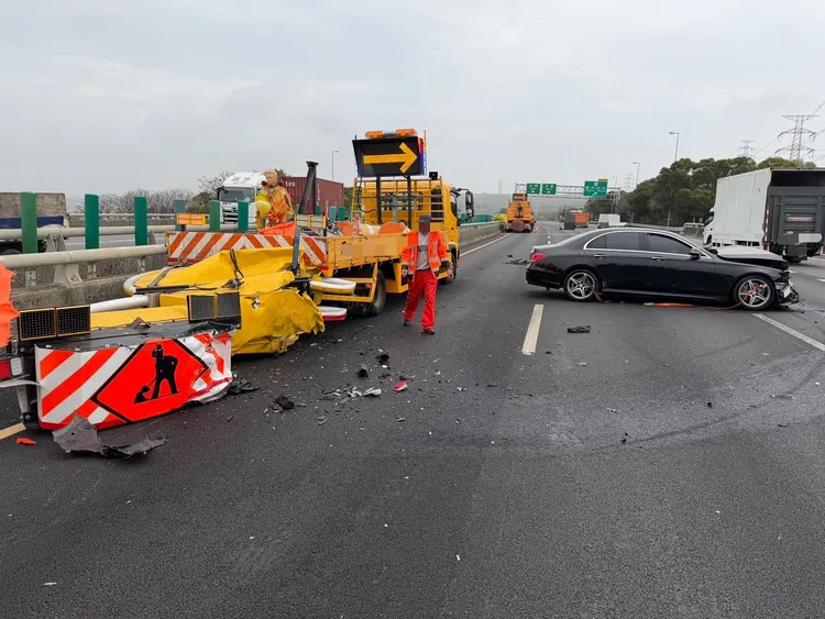 國道3號清掃緩撞車遭賓士轎車追撞。民眾提供