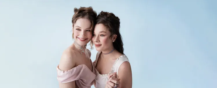 形象企劃邀來柏捷頓家族「二姊」克勞迪婭傑西與「三姊」漢娜多德擔綱主角。品牌提供